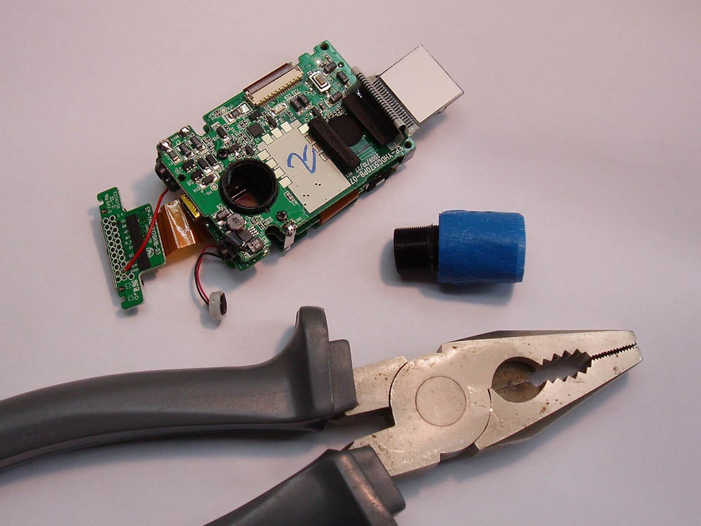 a3211267-103-gopro_hd_lens_removal.jpg