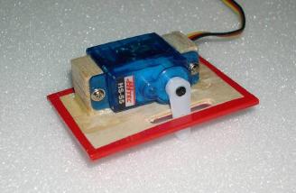 Servo hatch mounting completed. The top half of the servo control horn needs to be removed.