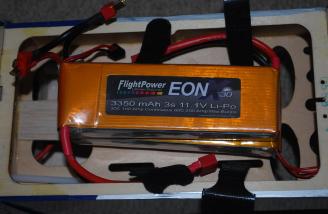 Here you see the battery tray with plenty of room for two 3s packs.